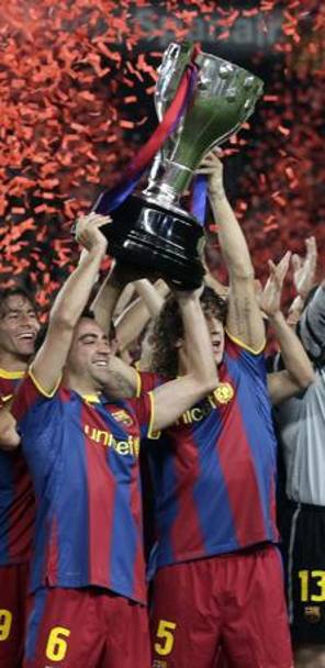 Puyol con Xavi solleva il trofeo per la Liga vinta nel 2010-2011, una delle 6 conquistate dal Barça targato Puyol.
